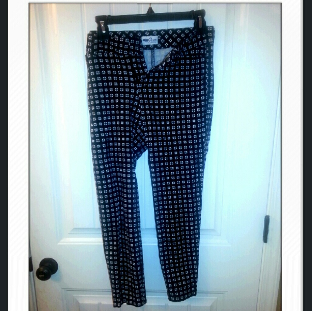 FLASH SALE 3/$12 ENTIRE! Old Navy pixie pants.